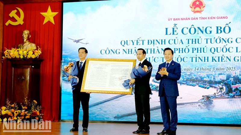 Deputy Prime Minister Tran Hong Ha presents the prime minister's decision to the leaders of Phu Quoc City and Kien Giang Province, marking an important milestone in the city's development.