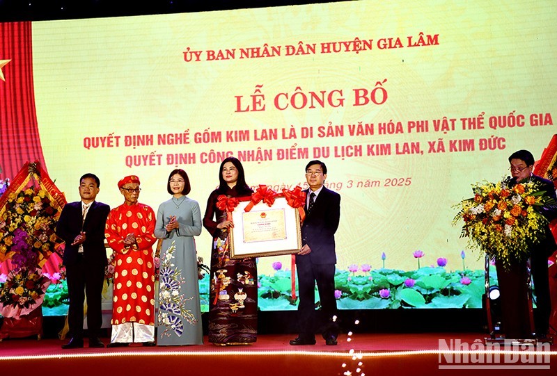 At the ceremony to announce the decision recognising Kim Lan ceramics as a National Intangible Cultural Heritage and Kim Lan Village as a designated tourist site.