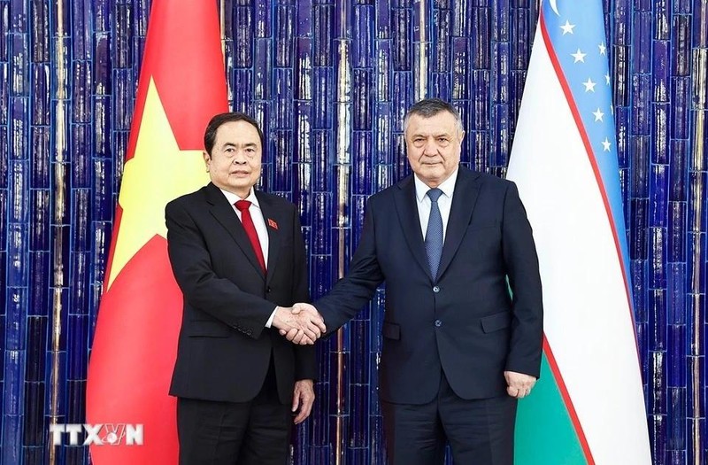 NA Chairman Tran Thanh Man (L) and Speaker of the Legislative Chamber of the Oliy Majlis (Lower house) of Uzbekistan Nuriddin Ismoilov. (Photo: VNA) 