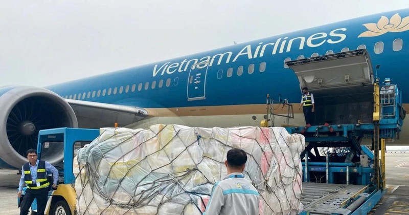 Vietnam Airlines delivers emergency aid to Myanmar. (Photo: VNA) 
