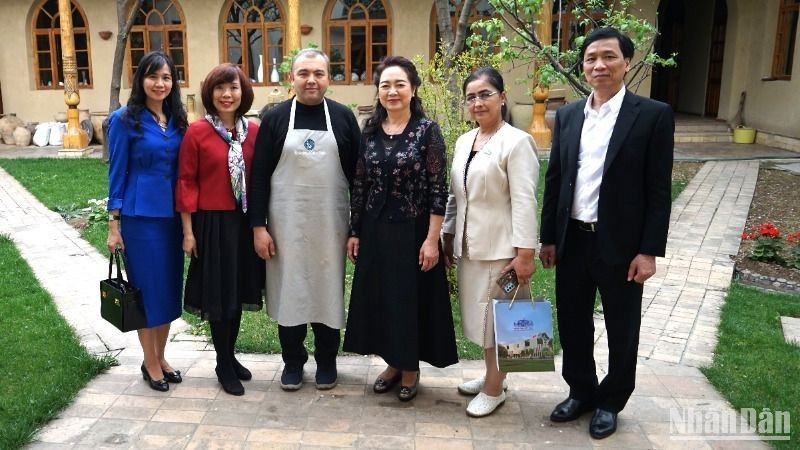 Nguyen Thi Thanh Nga, spouse of National Assembly Chairman Tran Thanh Man, poses for a photo with the owners of the traditional ceramic exhibition facility in Tashkent.