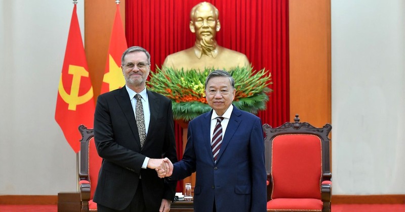 Party General Secretary To Lam receives French Ambassador to Vietnam Olivier Brochet.