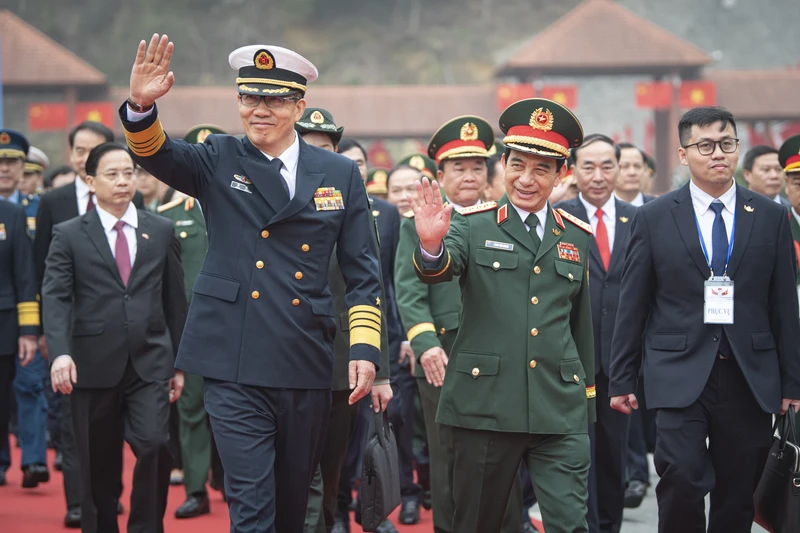 Vietnamese Minister of National Defence General Phan Van Giang (R) and Chinese Minister of National Defence Dong Jun at the Huu Nghi International Border Gate. (Photo: NDO) 