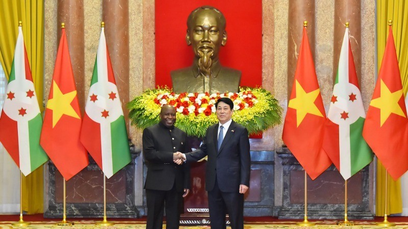 President Luong Cuong and President of Burundi Evariste Ndayishimiye in Hanoi on April 4, 2025. (Photo: DANG KHOA)
