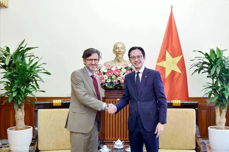 Deputy Minister of Foreign Affairs Do Hung Viet (right) and Colombian Vice Minister of Foreign Affairs for Multilateral Affairs Mauricio Jaramillo Jassir at their meeting in Hanoi on April 16. (Photo: baoquocte.vn) 
