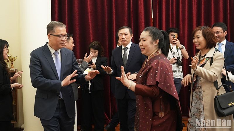 The two ambassadors, their spouses, and staff from the Vietnamese and Lao Embassies in Russia join in the traditional Lamvong dance of Laos. (Photo: XUAN HUNG)