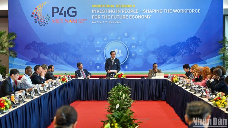 The ministerial discussion chaired by Vietnamese Deputy Minister of Education and Training Nguyen Van Phuc within the framework of the P4G Summit in Hanoi on April 17. (Photo: NDO) 