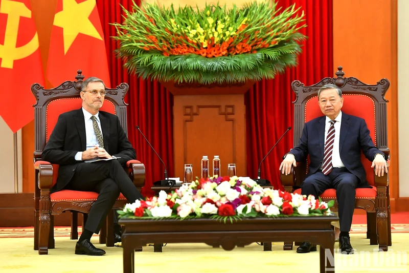 Party General Secretary To Lam receives French Ambassador to Vietnam Olivier Brochet in Hanoi on April 17. (Photo: NDO)