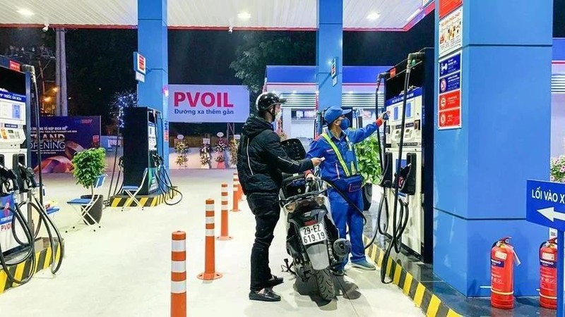 Petrol prices fall in the second consecutive adjustment. (Photo: VNA)