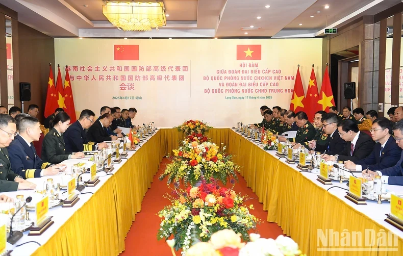 Vietnamese Minister of National Defence Phan Van Giang holds talks with his Chinese counterpart Senior Lieutenant General Dong Jun in the northern border province of Lang Son on April 17. (Photo: NDO)