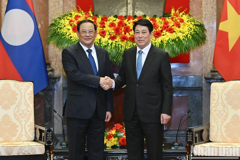 State President Luong Cuong (R) receives Prime Minister of Laos Sonexay Siphandone on the sidelines of P4G Summit in Hanoi on April 17. (Photo: NDO)