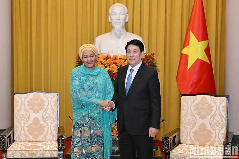 State President Luong Cuong (R) receives UN Deputy Secretary-General Amina J. Mohammed in Hanoi on April 17. (Photo: NDO)