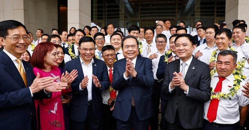 National Assembly Chairman Tran Thanh Man (centre) is with outstanding workers of the Vietnam Oil and Gas Group (now the Vietnam National Industry - Energy Group - Petrovietnam). (Photo: VNA) 