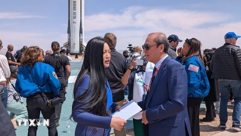 Vietnamese Ambassador to the US Nguyen Quoc Dung (R) hands over a congratulatory letter from President Luong Cuong to Amanda Nguyen. (Photo: VNA)