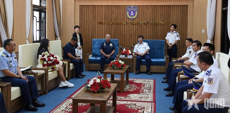 At the meeting between officers of the Vietnam Coast Guard Region 2 Command and the Philippine Coast Guard. (Photo: qdnd.vn)