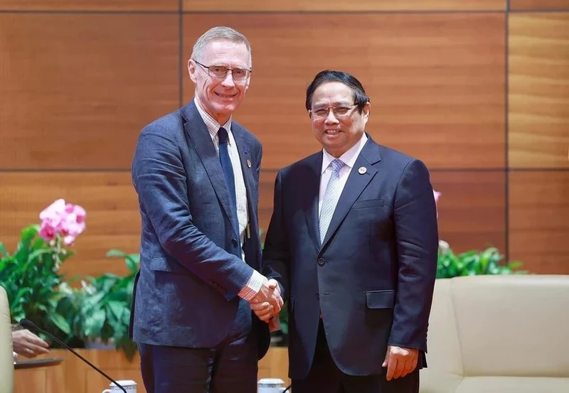 Prime Minister Pham Minh Chinh (right) and Associate Vice-President of IFAD’s Department for Country Operations Donal Brown (Photo: NDO)