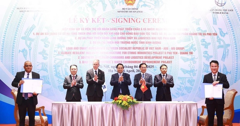 Prime Minister Pham Minh Chinh (centre) witnesses the signing of agreements. (Photo: VNA) 