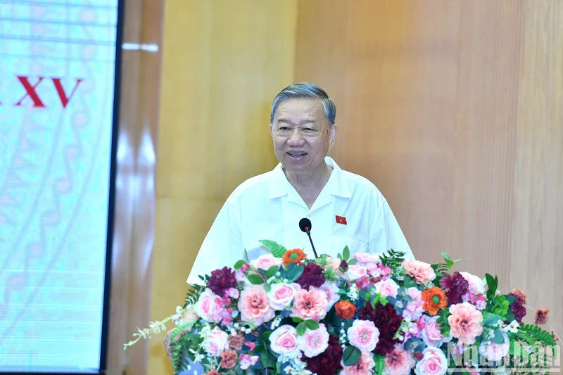 Party General Secretary To Lam addresses the meeting with voters from Ba Dinh, Hai Ba Trung, and Dong Da districts on April 17. (Photo: NDO)