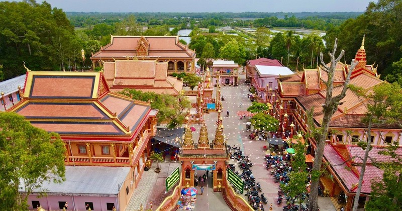 An overview of Ban Ray Thmay Pagoda.