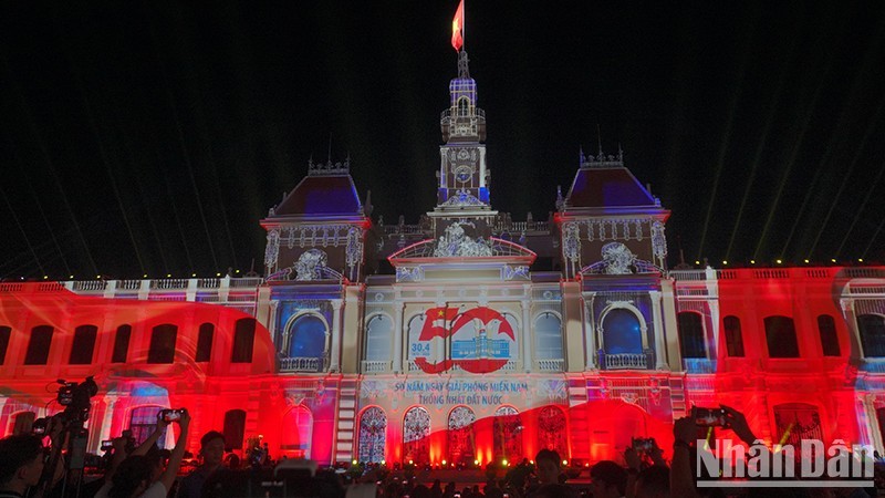 The headquarters of the Ho Chi Minh City People's Council and People's Committee gets more sparkling with the Light Festival featuring international-standard 3D Mapping technology. (Photo: M.H)