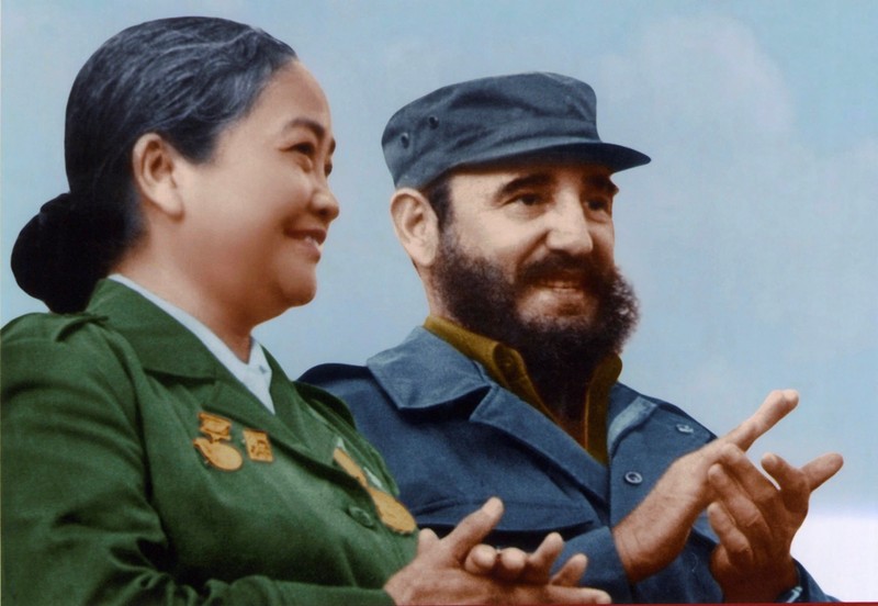 First Secretary of the Communist Party of Cuba (PCC) Central Committee cum President of the Council of State and Council of Ministers of Cuba Fidel Castro receives Major General Nguyen Thi Dinh during her visit to Cuba on July 18, 1974. (File photo / Vietnam Women's Museum)