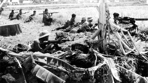 Image for illustration: Division 5 blocked enemy forces on the Ben Luc – Long An section of the National Highway 4, clearing the way for Vietnamese troops to advance and liberate Saigon, April 29, 1975. (File photo/VNA)