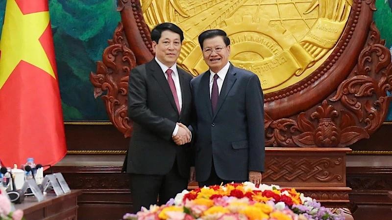 President Luong Cuong holds talks with General Secretary and President of Laos Thongloun Sisoulith.