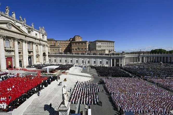 Thousands gather in St. Peter's Square for Pope Francis's funeral. (Photo: AA/VNA) 