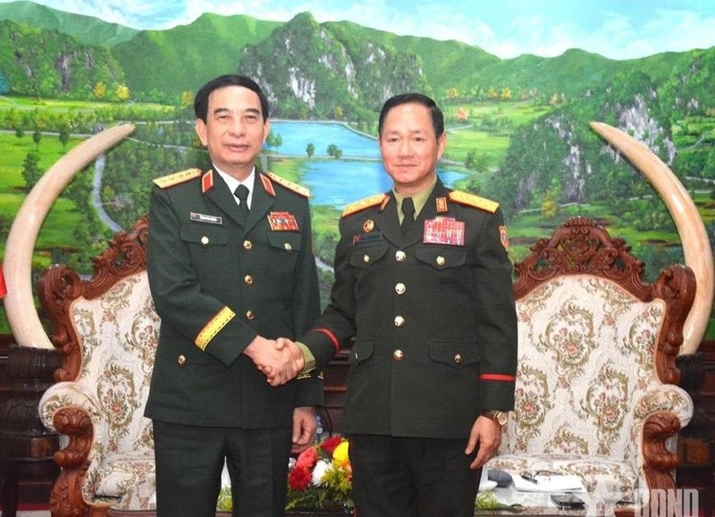 Minister of National Defence Gen. Phan Van Giang (L) and his Lao counterpart Sen. Lieut. Gen Khamliang Outhakaysone (Photo: VNA) 