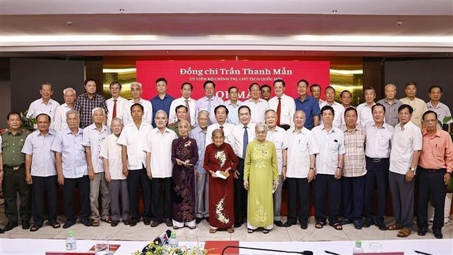 NA Chairman Tran Thanh Man and participants in the meeting in Can Tho city on April 26 (Photo: VNA) 