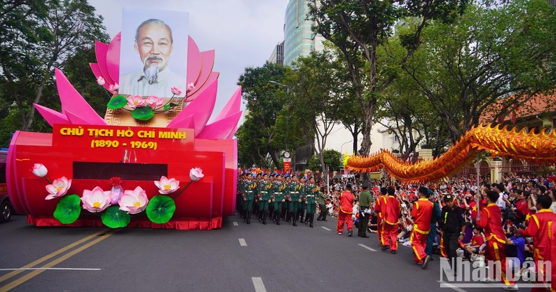 The crowd gather along Le Duan Street, eagerly awaiting the rehearsal of the military parade and procession. 