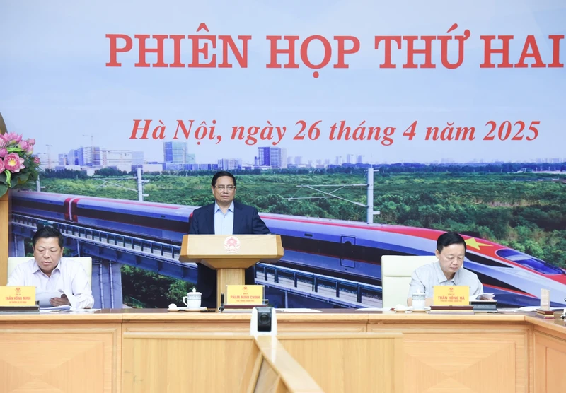 Prime Minister Pham Minh Chinh speaks at the meeting on April 26. (Photo: NDO)