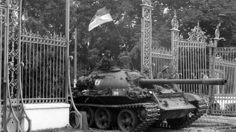 A tank from the Armored Brigade 203 under Division 304 of Corps 2 entered the Independence Palace at noon on April 30, 1975. (Photo: Tran Mai Huong/VNA) 