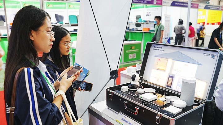 Smart electrical devices are drawing increasing interest from consumers. (Photo: NAM ANH)