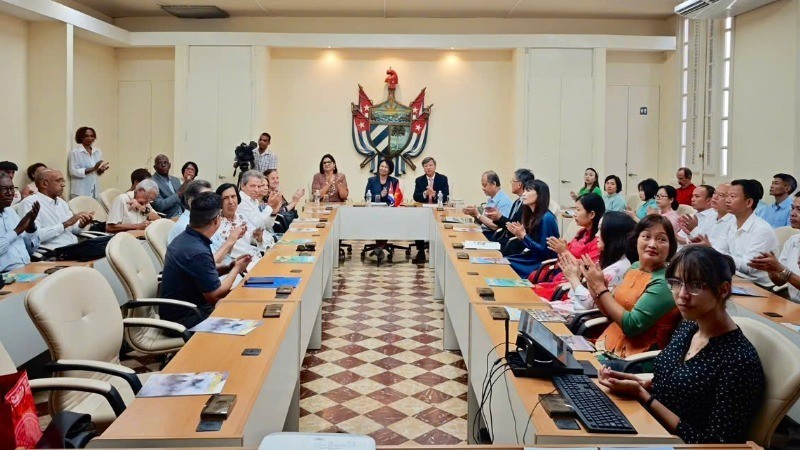 The delegates attend the inauguration ceremony for the Department of Ho Chi Minh Studies. (Photo courtesy of the Embassy of Viet Nam in Cuba)