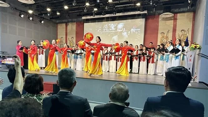 Vietnamese community in France honours President Ho Chi Minh's legacy