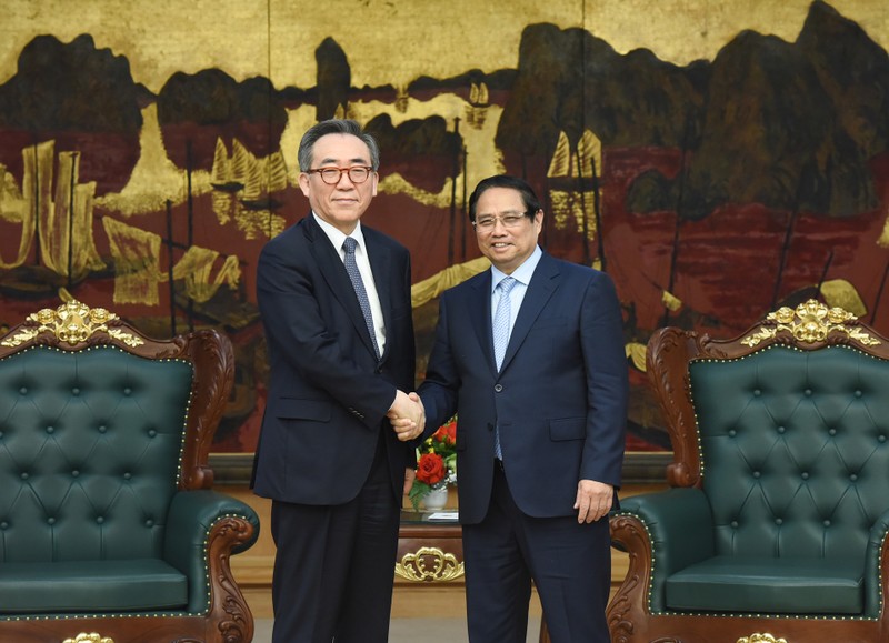 Prime Minister Pham Minh welcomes Minister of Foreign Affairs of the RoK Cho Tae-yul. 