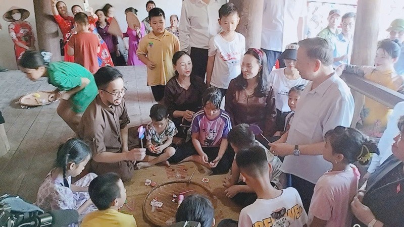 General Secretary To Lam during his visit to Duong Lam Ancient Village