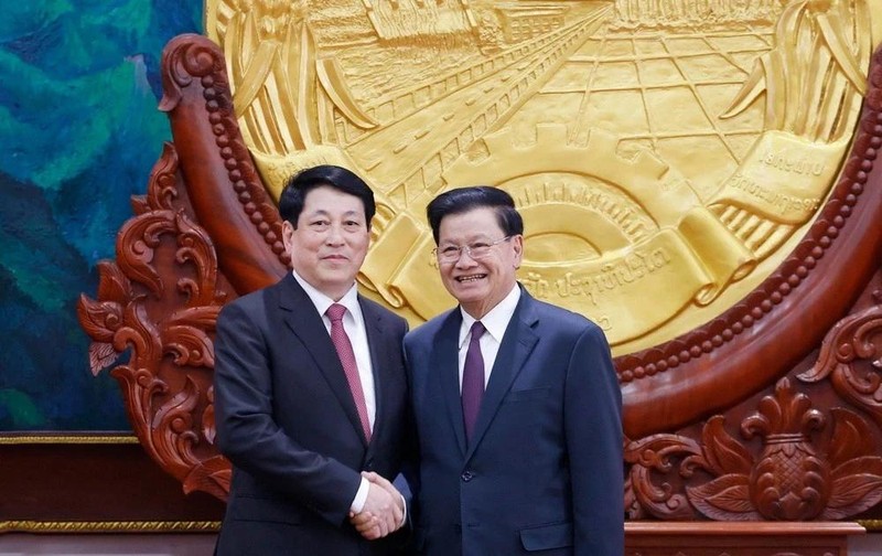 State President Luong Cuong (left) and General Secretary of the Lao People's Revolutionary Party (LPRP) Central Committee and President Thongloun Sisoulith in Vientiane on April 24 (Photo: VNA)