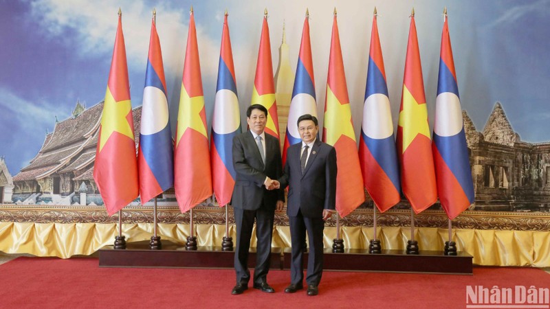 Vietnamese State President Luong Cuong (L) meets with President of the Lao National Assembly Saysomphone Phomvihane in Vientiane on April 25. (Photo: NDO)