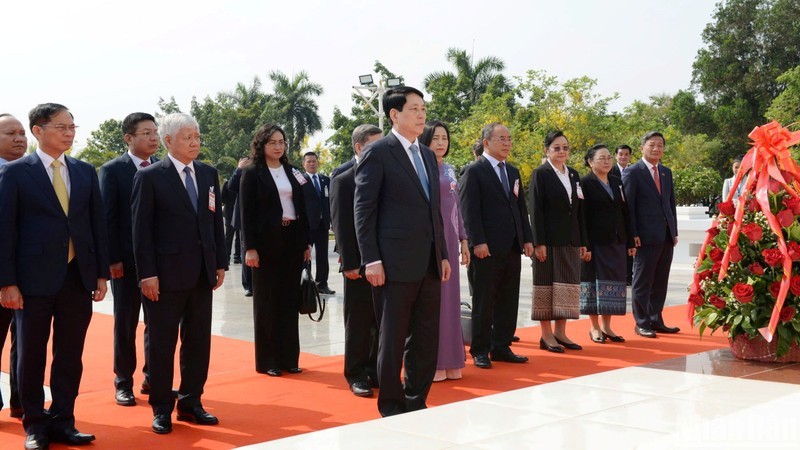 Vietnamese State President Luong Cuong offers flowers in tribute to late Lao President Kaysone Phomvihane. (Photo: NDO)