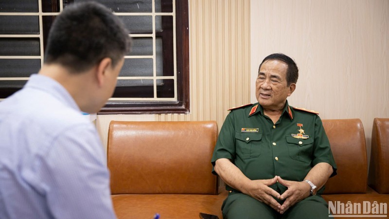 At the headquarters of Nhan Dan Newspaper, Lieutenant General Doan Sinh Huong, Hero of the People's Armed Forces, former Commander of the Armoured Corps, and former Commander of Military Region 4, shared his recollections of the Central Highlands Campaign. (Photo: SON TUNG)