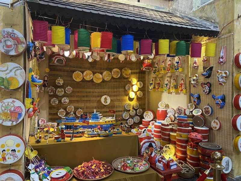 The traditional Mid-Autumn Festival toys within the programme “Den thu lung linh”.