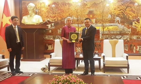 Chairman of the Hanoi People’s Committee Tran Sy Thanh (R) presents souvernir to Marie-Laure Lavenir, Director General of the ICOMOS (Photo: hanoimoi.com.vn)