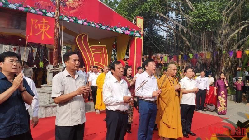 The delegates offered incense to commemorate the 722nd death anniversary of national hero Tran Quoc Tuan.