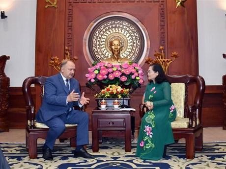 Chairwoman of HCM City people’s Council Nguyen Thi Le (R) receives Deputy Chairman of the Legislative Assembly of Saint Petersburg, Russia, Nikolai Bondarenko (Photo: VNA) 