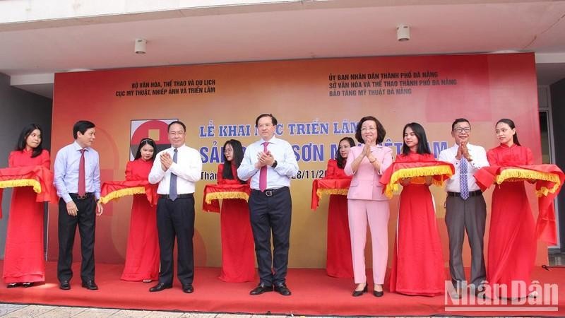 Delegates cut the ribbon to open the exhibition.