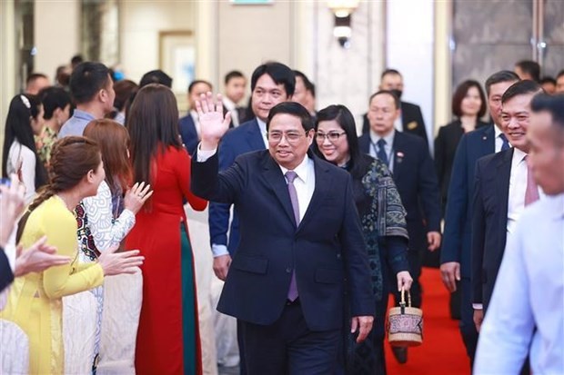 PM Pham Minh Chinh meets with representatives of the Vietnamese community. (Photo: VNA)