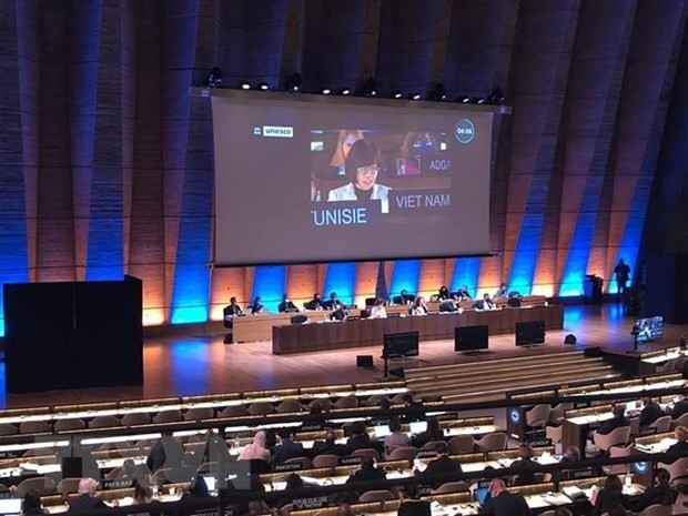 Le Thi Hong Van, head of the Vietnam Permanent Delegation to UNESCO, speaks at a UNESCO plenary session (Photo: VNA)