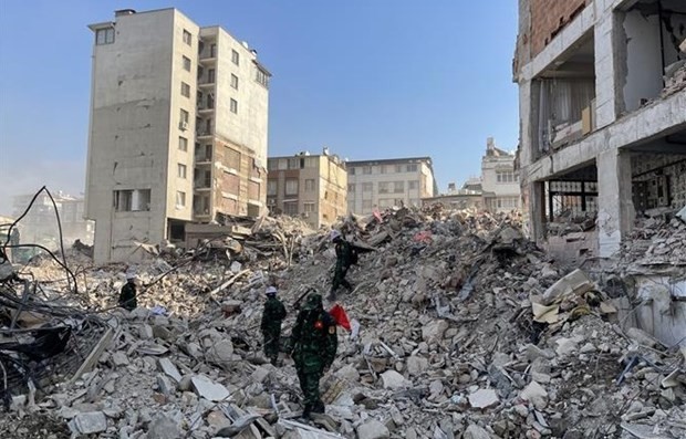 Members of the VPA team search a location in Antakya, the capital of Turkish's Hatay province, on February 19. (Photo: VNA)